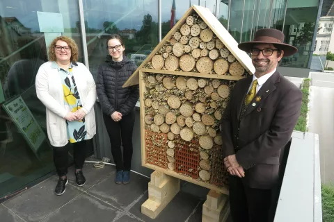 Ob &raquo;žužohotelu&laquo; na balkonu knjižnice (z leve): Maja Vun&scaron;ek, Mateja Verdnik in Mitja Smrdel / Foto: Igor Kavčič
