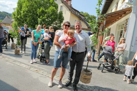 Župan Peter Torkar je staršem in njihovim otrokom podaril sadike sadnega drevja. / Foto: Tina Dokl