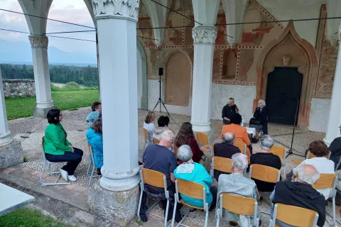 Oboki crngrobske cerkve so bili minuli petek priča izgovorjenim pomnikom preteklosti. / Foto: Jernej Tavčar