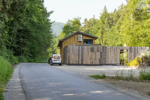 Ranč Maček ob cesti med Presko in Studenčicami v občini Medvode je črna gradnja. / Foto: Peter Košenina