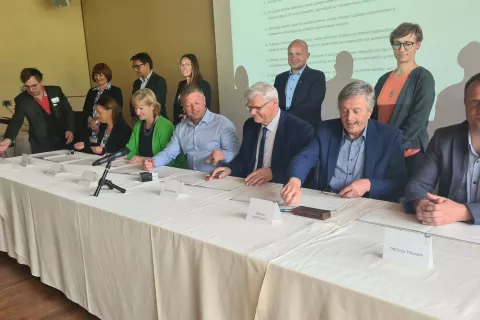 Ob posvetu so občine z območja Julijskih Alp, zavod TNP, lokalne turistične organizacije, razvojni agenciji in drugi deležniki podpisali listino o strategiji usklajenega upravljanja Biosfernega območja Julijske Alpe.