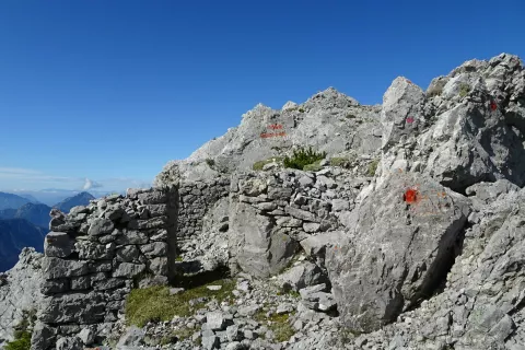 Pod vrhom in na vrhu Gosadona so neme ostaline prve svetovne vojne. / Foto: Jelena Justin