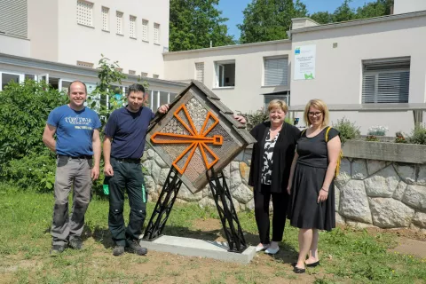 Predaja žužohotela v uporabo (z desne): Tamara Vidic Perko (Flycom Technologies), Alenka Glastovec (pomočnica ravnatelja O&Scaron; Staneta Žagarja Kranj) ter Andrej Strupi in Peter Habe iz Fundacije Vincenca Drakslerja, ki sta žužohotel izdelala / Foto: Tina Dokl