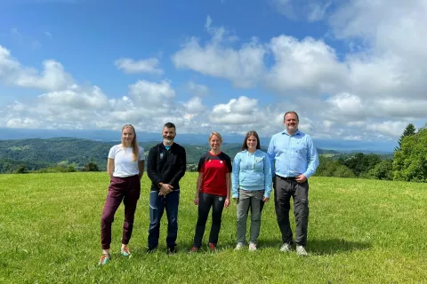 Od leve: predstavnica Mladinske komisije PZS Klara Kavčič, strokovni sodelavec PZS in inštruktor GRZS Matjaž Šerkezi, gorska reševalka GRS Kamnik in predavateljica prve pomoči Marjana Hostnik, načelnica Mladinske komisije in planinska vodnica Ana Skledar ter podpredsednik PZS in inštruktor planinske vzgoje Martin Šolar / Foto: Barbara Gradič Oset