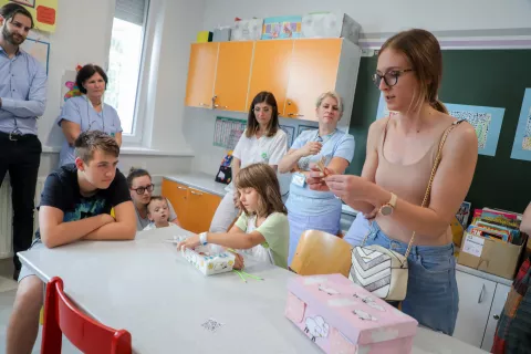 predajadidaktične škatle otrokom in rokavčke za paciente z demenco, demenca SBJ ljudska univerza Jesenice / Foto: Tina Dokl