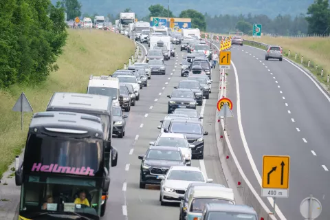 promet, zastoj na avtocesti, gorenjska avtocesta, jesenice / Foto: Nik Bertoncelj