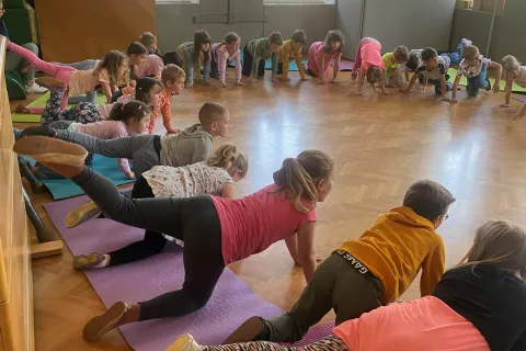 Učenci so za nagrado za opravljeno bralno značko spoznali jogijsko pravljico Kačalinka Čalapinka išče prijatelja. / Foto: Arhiv Anje Kralj Okorn