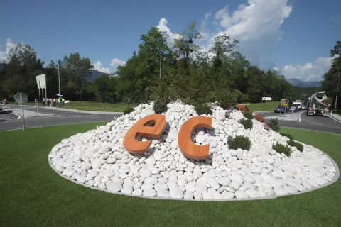 Modrega znaka za &Scaron;obec, ki oblikovno združuje Triglav, vodo in &scaron;otor, že več kot teden dni ni na sredini kroži&scaron;ča, saj je bil zaradi prometne nesreče pred časom po&scaron;kodovan. Dogodek je priložnost za razmislek in kompromis, pravijo v Turističnem dru&scaron;tvu Lesce. / Foto: Gorazd Kavčič