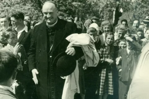 Nadškof Anton Vovk je bil velik človek tako po telesu kot po duhu. Na sliki v župniji Dole pri Litiji, kamor je prišel birmat, 17. maja 1953. / Foto: Nadškofijski Arhiv Ljubljana