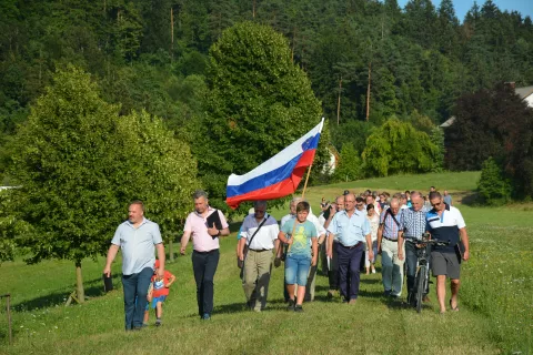 Po poti Aleja Slovenija so hodili v počastitev dneva državnosti. / Foto: Maja Bertoncelj