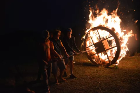 Magični obred z ognjenim, Kresnikovim kolesom / Foto: Maja Bertoncelj