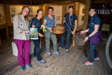 Od leve: projektna sodelavka TNP Jurka Lesjak, sodelavka Biolo&scaron;kega in&scaron;tituta Jovana Hadžija Sanja Behrič, &Scaron;pela Smolej Milat, Tanja Menegalija in Mojca Smolej iz informacijsko-izobraževalne službe TNP / Foto: Primož Pičulin