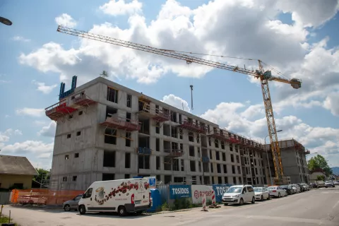 Kompleks D26 je sodobno zasnovan objekt, ki bo vključeval 66 stanovanj, od tega 30 oskrbovanih. / Foto: Primož Pičulin