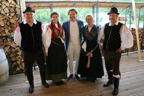 Folklorniki iz Ribnega in Dominik S. Černjak / Foto: Alenka Brun