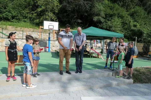 Na slavnostnem odprtju športnega igrišča sta trak družno prerezala župan Rok Roblek ter ravnatelj šole Jože Povšin. / Foto: Tina Dokl