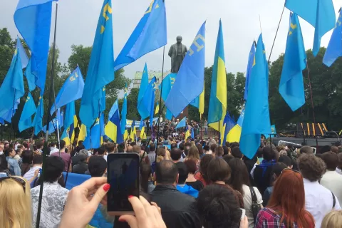 Zborovanje krimskih Tatarov v Ševčenkovem parku v Kijevu, 18. 5. 2014. Vseh Tatarov je okrog šest milijonov, a nimajo svoje države. / Foto: Wikipedija