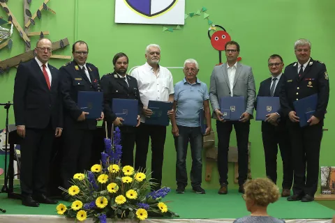 Prejemniki letošnjih občinskih priznanj z županom Ivanom Megličem / Foto: Gorazd Kavčič