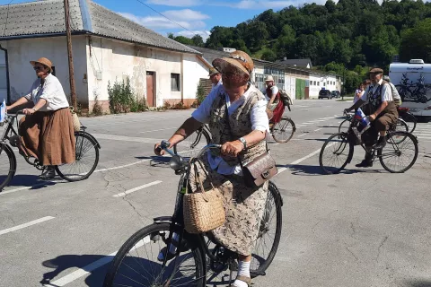 Start je bil na parkiri&scaron;ču na območju nekdanje voja&scaron;nice. / Foto: Klara Mrak
