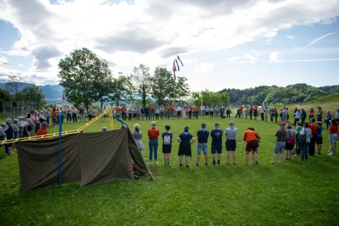 Sobotni dan se je začel po skavtskih običajih s skavtskim kvadratom. / Foto: Primož Pičulin