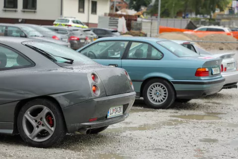 Ljubitelji avtomobilov iz 80. in 90. let so pri&scaron;li na svoj račun. / Foto: Tina Dokl