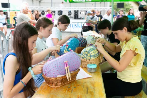 Na klekljarski ustvarjalnici je 33 otrok klekljalo ptičke. / Foto: Simon Benedičič