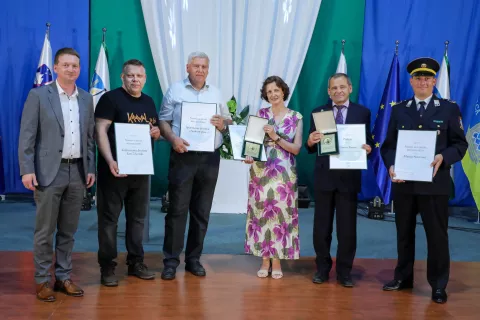 Župan Marko Gasser in prejemniki občinskih priznanj: Gregor Galjot (v imenu Kulturnega društva Rov), Marko Kos (v imenu Športnega društva Omikron Plus), Irena Benedičič, Franc Rant in Matija Nastran / Foto: Tina Dokl