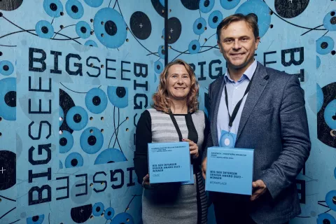Tomaž Lani&scaron;ek in Damjana Črček iz Urada za razvoj, pametno skupnost in projekte na Mestni občini Kranj s prejeto nagrado BIG SEE / Foto: MOK/Vid Rotar