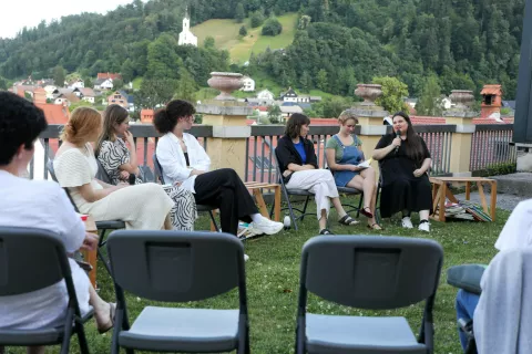 V okviru torkove Bralnice so predstavili zbirko kratkih pripovedi Polževi razmisleki. / Foto: Tina Dokl