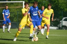 Domžalčani (v rumenih dresih) so pred evropsko sezono odigrali pet pripravljalnih tekem, zadnjo minuli petek v Lukovici proti Jadranu iz Dekanov.  / Foto: Lado Vavpetič, Nk Domžale