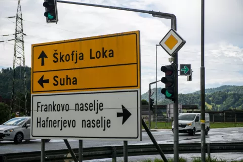 Znak za dovoljeno zavijanje desno ob rdeči luči na Trati / Foto: Primož Pičulin