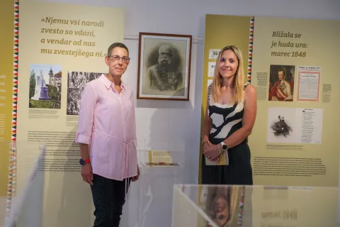 razstava 140 let od obiska Franca Jožefa I z naslovom Naš cesar je tu, Gorenjska se klanja v gorenjski muzej Prešernova hiša na fotografiji avtorici razstave Mag Barbara Kalan in Anja Poštrak / Foto: Tina Dokl