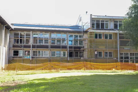 Energetska sanacija poteka tudi na Osnovni &scaron;oli Simona Jenka v Kranju, kjer morajo preveriti tudi določene statične elemente v telovadnici. / Foto: Tina Dokl