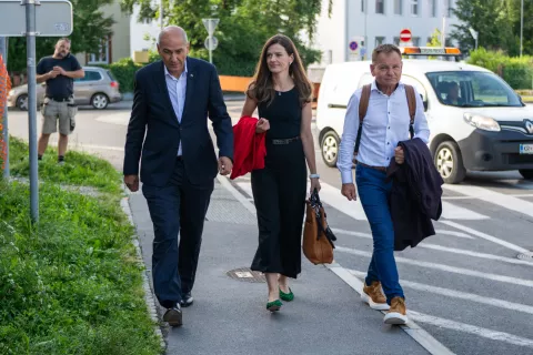 Janez Jan&scaron;a in njegova žena Ur&scaron;ka Bačovnik Jan&scaron;a sta bila v petek zasli&scaron;ana na kranjskem okrožnem sodi&scaron;ču. Poleg njiju je Jan&scaron;ev odvetnik Franci Matoz. / Foto: Primož Pičulin