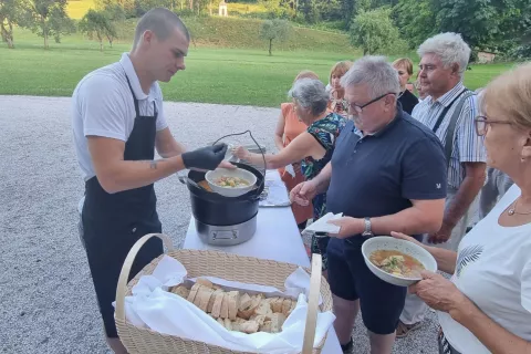 Hi&scaron;ni kuhar Janez Krži&scaron;nik je pripravil in postregel pristno viso&scaron;ko jed, imenovano viso&scaron;ki lonec. / Foto: Mateja Rant