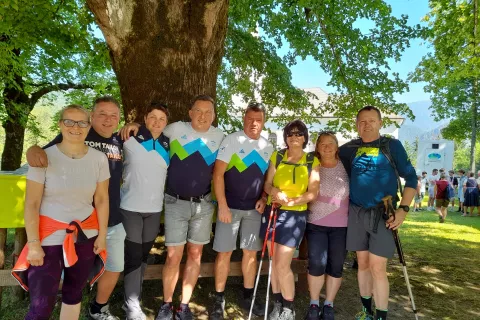 Skupina Kranjcev iz Ba&scaron;lja in Trstenika pod Pristovnikovo lipo pri cerkvi v Kortah / Foto: Jože Ko&scaron;njek