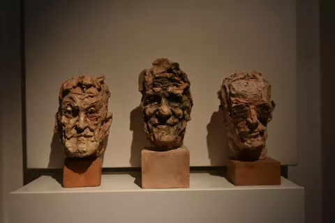 Portreti Rudija Šeliga, Nika Grafenauerja in Andreja Jemca, letos umrlega kiparja Draga Tršarja / Foto: Arhiv Gpn