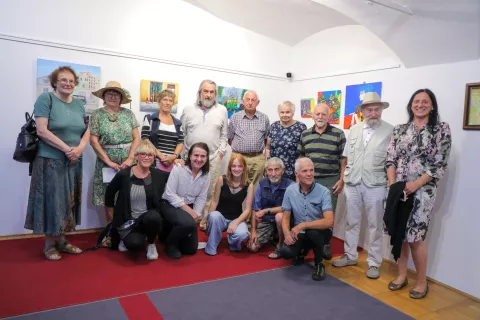 Kulturno dru&scaron;tvo trži&scaron;kih likovnikov je z različnimi likovnimi tehnikami preslikalo svoja čustva in spomine. / Foto: Tina Dokl