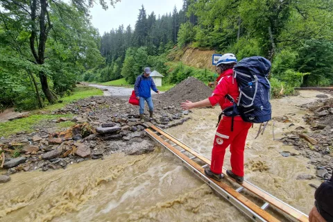 izredne razmere Gorenjska poplave poplava 5.8.2023 &Scaron;kofja loka ekipa prva pomoč Rdeči križ &Scaron;kofja loka je že četrti dan na terenu in so se v soboto pe&scaron; odpravili po dolini Hrastnice da so jim prinesli hrano in vodo / Foto: &Scaron;pela Mezek Rk &Scaron;kofja Loka