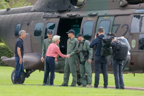 izredne razmere gorenjska poplave poplava 9.8.2023 Brdo pri Kranju Ursula von der Leyen Predsednica Evropske komisije na povabilo dr. Roberta Goloba predsednika vlade na delovnem obisku v Sloveniji sprejem in odhod s helikopterjem s katerim si bosta ogledala posledice poplav / Foto: Tina Dokl
