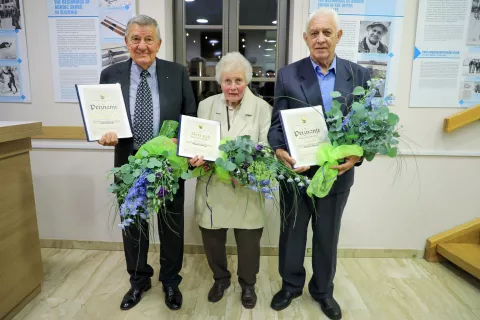 občinska proslava in podelitev občinskih priznanj Kranjska gora z leve častni občan občina Kranjska gora Jože Kotnik, dobitnica zlati grb občina Kranjska gora Marija Rekar, dobitnik občinskega priznanja občina Kranjska gora Jožef Čebašek / Foto: Tina Dokl