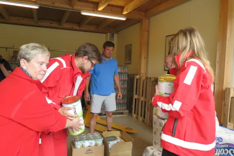 Prijatelji iz pobratene Medicine so pripeljali pomoč, ki so jo najprej zložili v skladi&scaron;če Rdečega križa &Scaron;kofja Loka, nato pa odpeljali do pomoči potrebnih. / Foto: Vilma Stanovnik