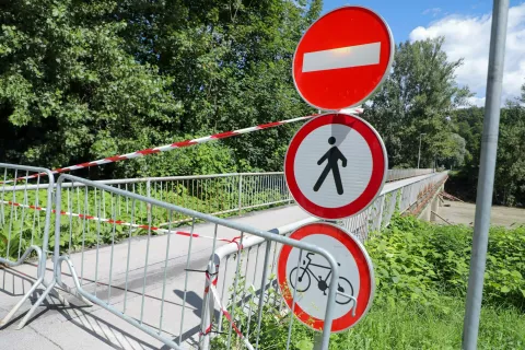 izredne razmere Gorenjska poplave poplava 7.8.2023 Kranj most planiški most zaprt kanalizacijska cev / Foto: Tina Dokl