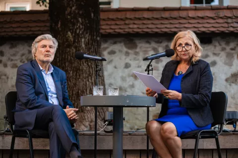 Pogovor z nagrajencem Prešernovega sklada Dušanom Jelinčičem / Foto: Primož Pičulin