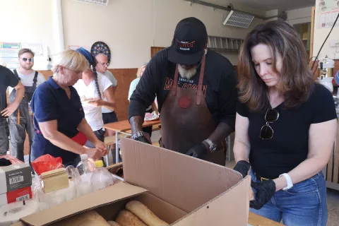 Pomembno delo pri sanaciji tudi v Medvodah opravljajo številni prostovoljci. Na dan solidarnosti jih je v Sori obiskala ameriška veleposlanica Jamie Lindler Harpootlian (v ospredju), jih nagovorila in pomagala pri pripravi kosila - skupaj z organizatorji Wild West Festa. / Foto: Peter Košenina