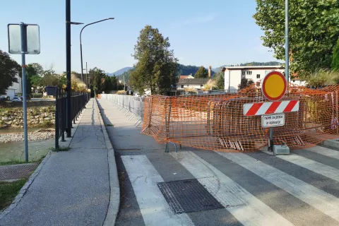 Razen najzahtevnejših sanacij je večina javne infrastrukture v Medvodah bolj ali manj vzpostavljena. Most čez reko Soro na občinski cesti v središču so odprli za pešce in kolesarje. Sledil bo podroben pregled, ki bo osnova za sanacijo. / Foto: arhiv Občine Medvode