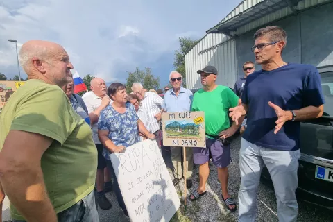 protestni shod krajani Rupa tabla župan Matjaž Rakovec / Foto: Simon Šubic