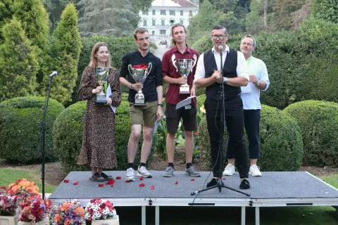 Zmagovalni trojici (Karoline Brask Pedersen, Benoit Barbin in Anian Friedrich) je čestital tudi predsednik mednarodne cvetličarske organizacije Florint in sekcije cvetličarjev in vrtnarjev pri Obrtno-podjetni&scaron;ki zbornici Slovenije (OZS) Simon Ogrizek. / Foto: Alenka Brun