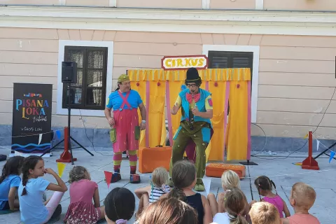 Beni in Zupi iz Teatra Cizamo sta s svojimi vragolijami navdu&scaron;ila zbrane na Trgu pod gradom. / Foto: Klara Mrak