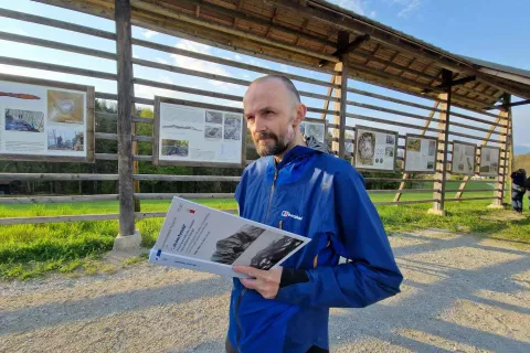 Arheološke raziskave gradov vitezov Jeterbenških v pogorju Jeterbenka nad Medvodami je predstavil dr. Andrej Gaspari. Opisane so v knjigi in na ogled na razstavi. / Foto: Maja Bertoncelj