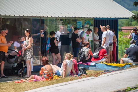 Nekaj deset občanov je pred kratkim pripravilo protest pred zaprtim bazenom &ndash; s kopalnimi brisačami&nbsp;... / Foto: Nik Bertoncelj